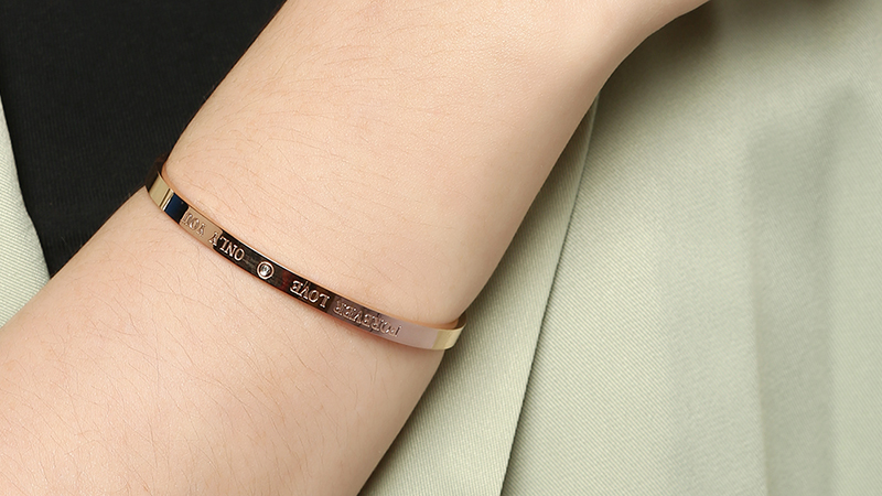 Lắc tay m&agrave;u trắng hồng đơn giản